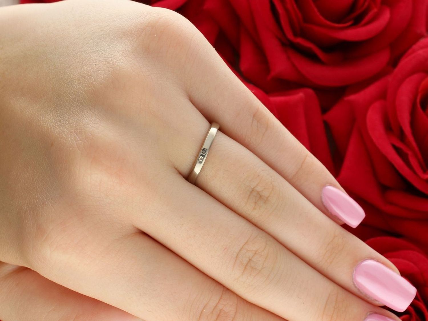 Złoty pierścionek 585 z białego złota z trzema diamentami 0,15 ct (SIW). Ponadczasowy wzór i certyfikat autentyczności w komplecie. Idealny na prezent lub zaręczyny.1.jpg